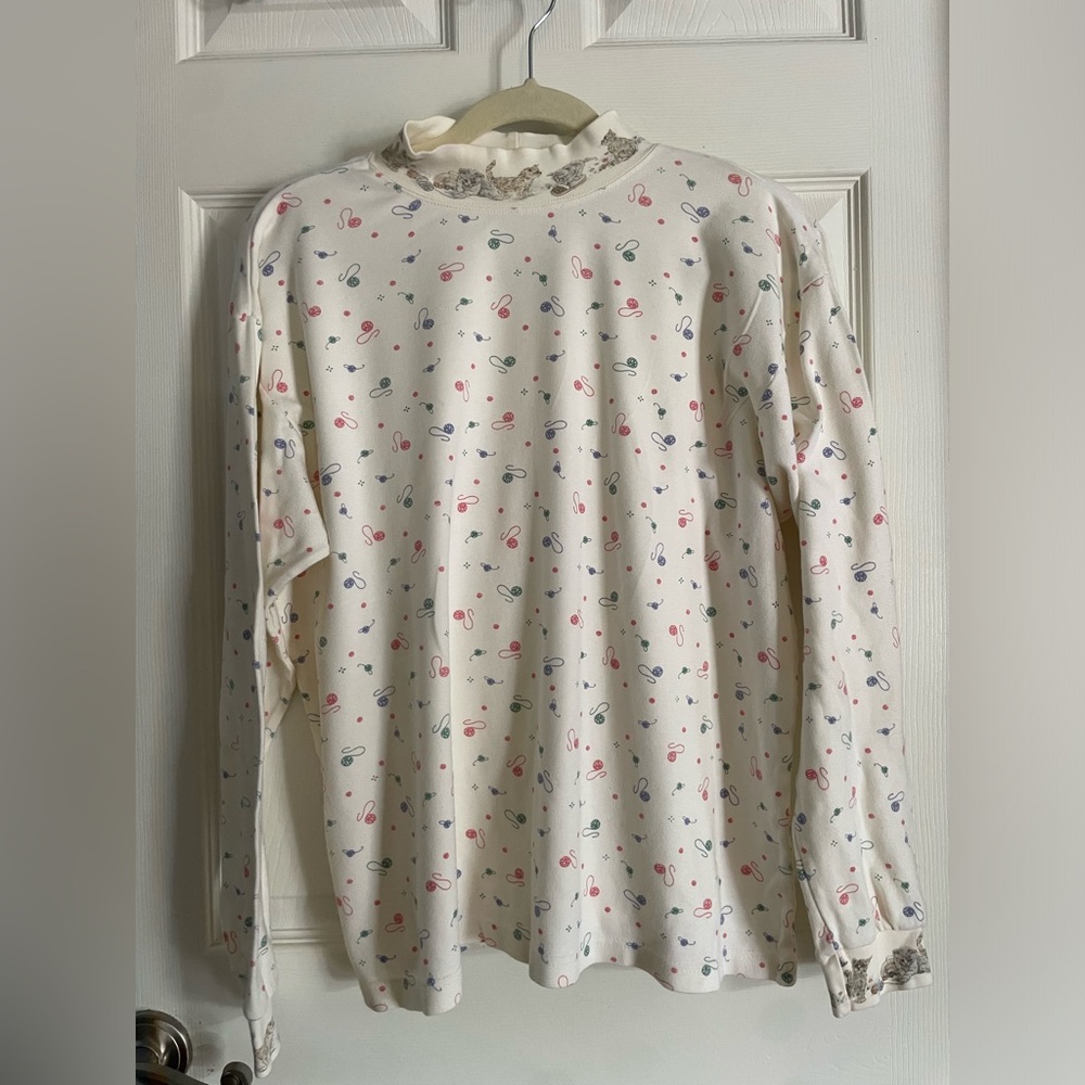 Northern Reflections Vintage Long Sleeve Cream Top with Kittens and Yarn